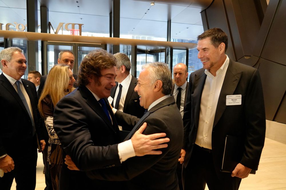 Cornejo en Estados Unidos: éxito en medios, pero el agua lo persigue en redes